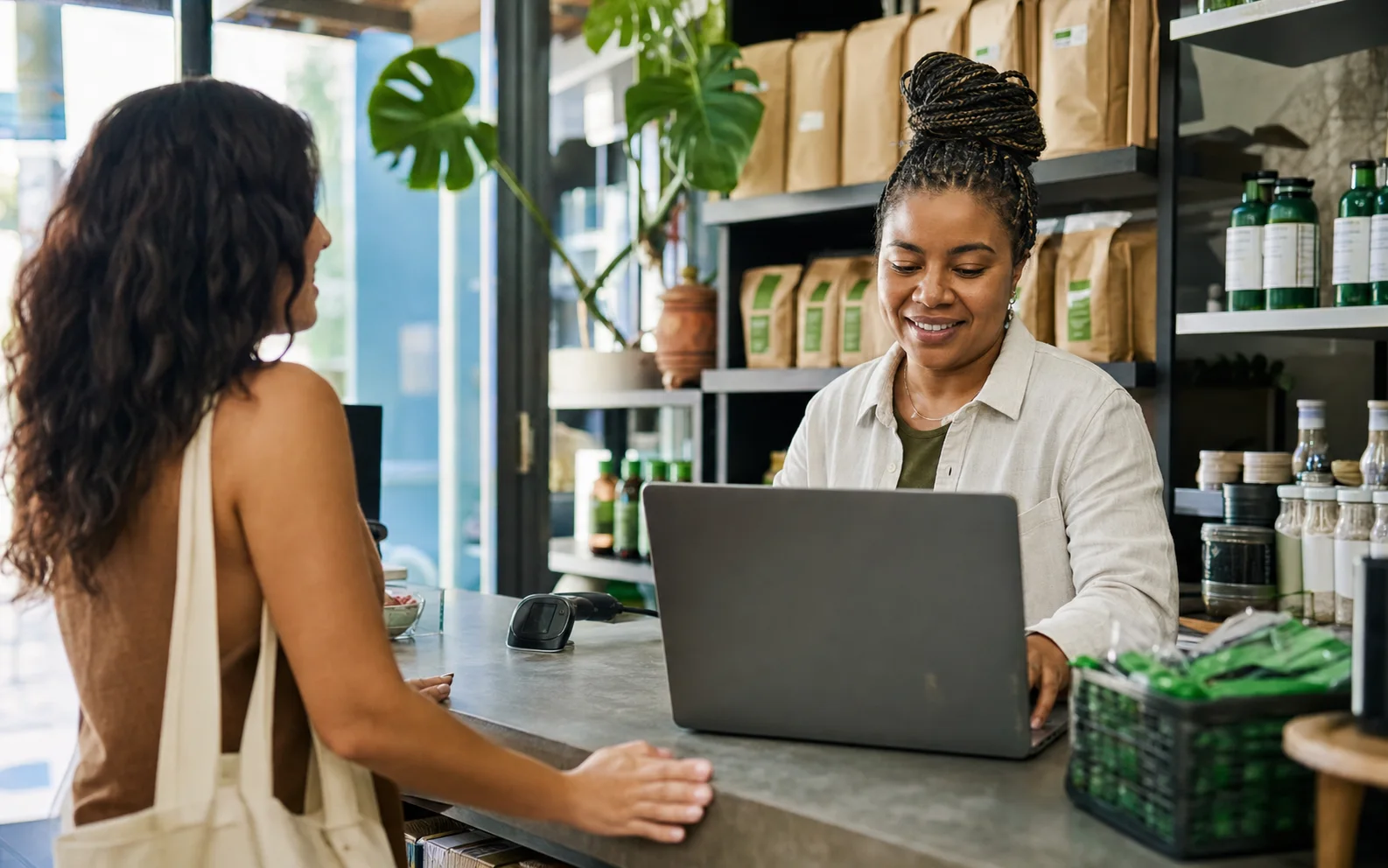 Empreendedora utilizando tecnologia no atendimento de seu comércio
